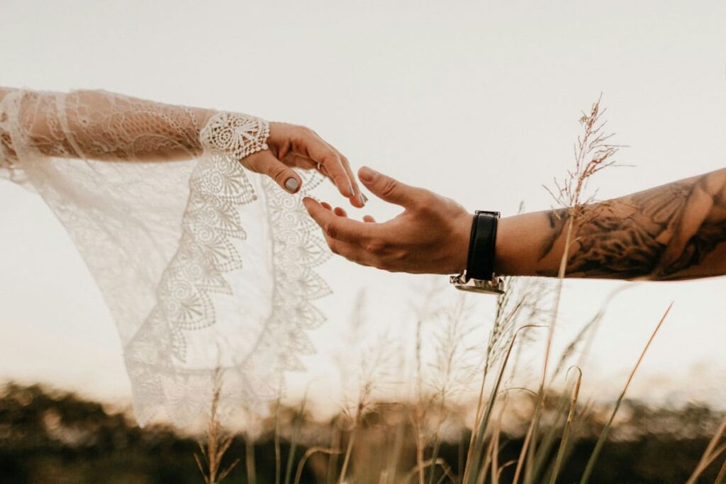 Fotografía manos de novios en teleférico de Quito