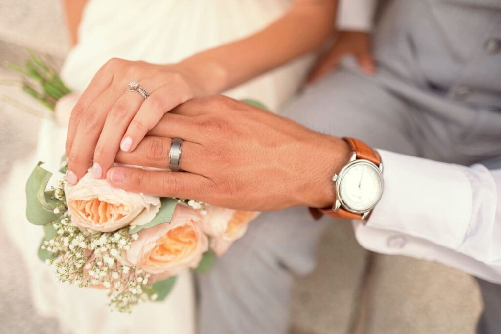 Fotografía detalle de manos de novios
