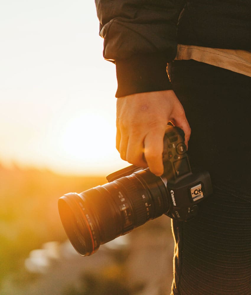Fotógrafo con cámara en mano Quito